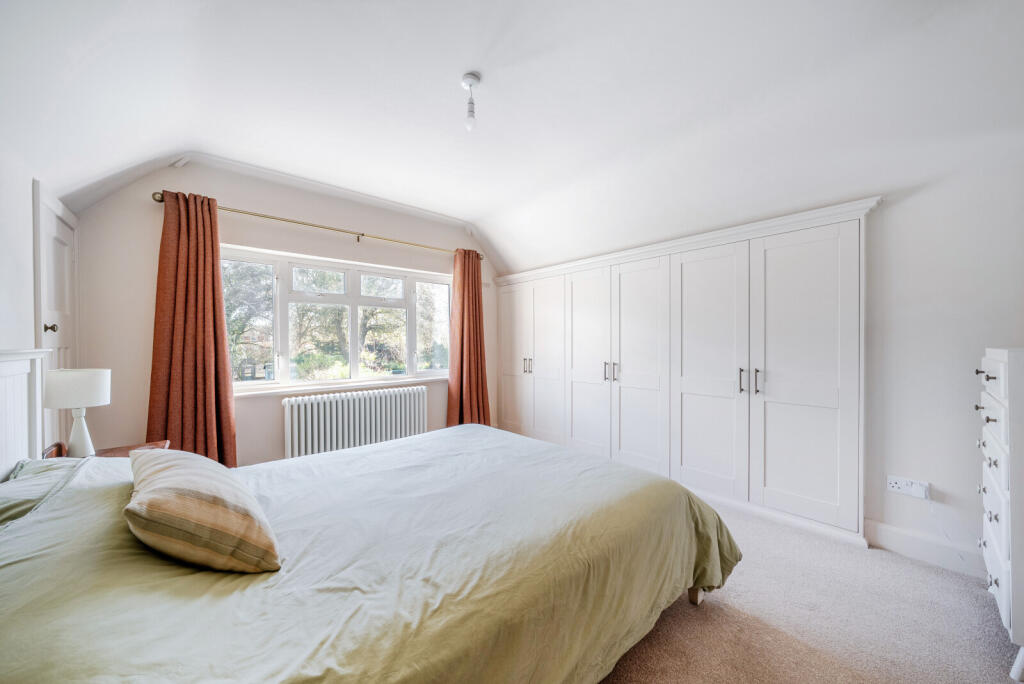 Hollies Avenue, West Byfleet, KT14 - View 6