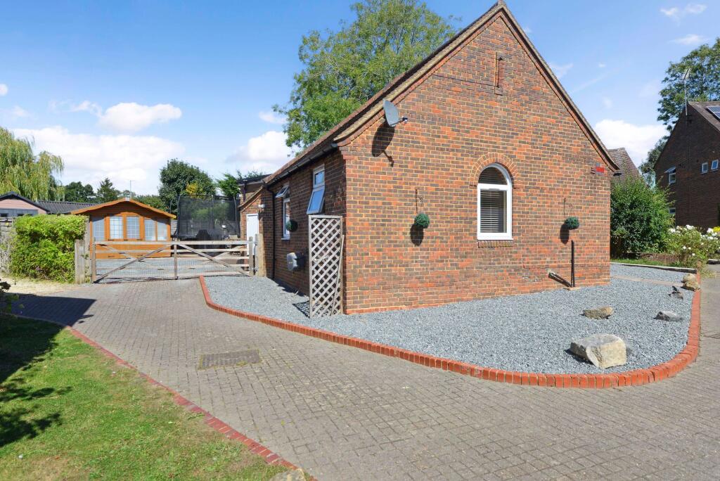Links Close, Ewhurst, GU6 photo 4