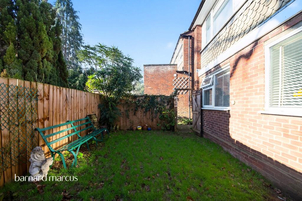 Howard Close, London photo 4