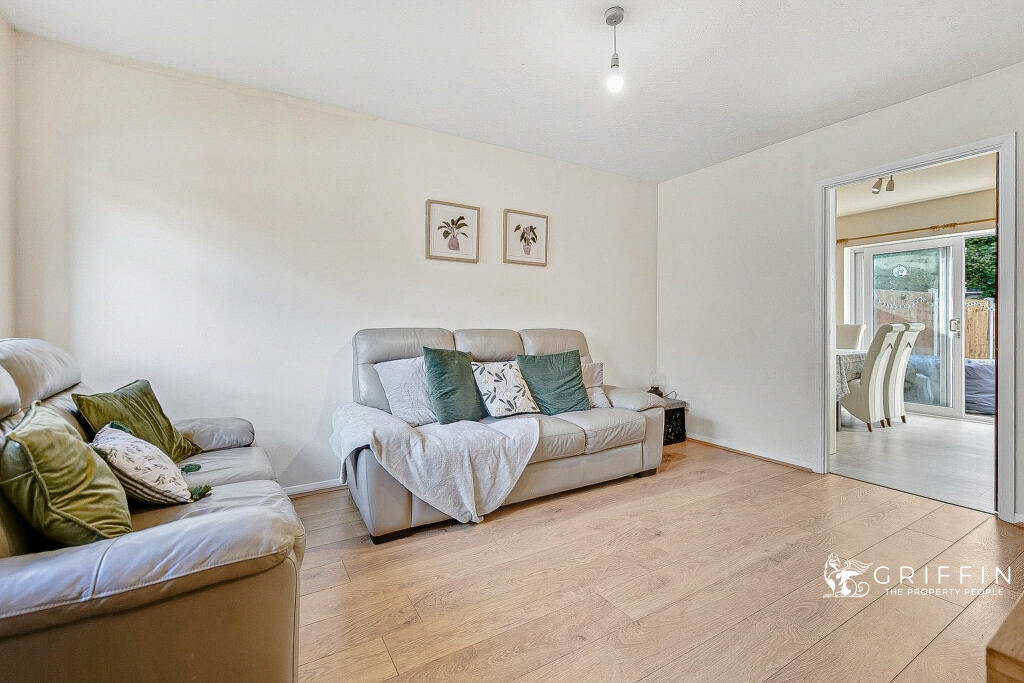 Redwood Chase, South Ockendon, RM15 photo 3