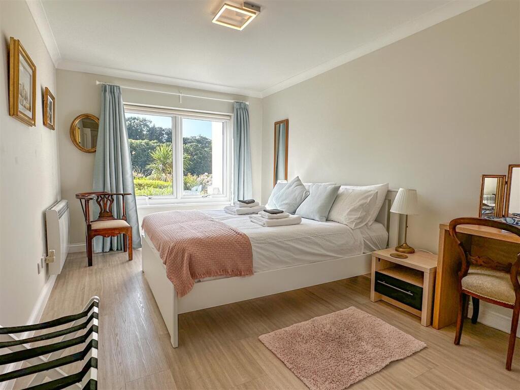 Apartment in Torquay - More