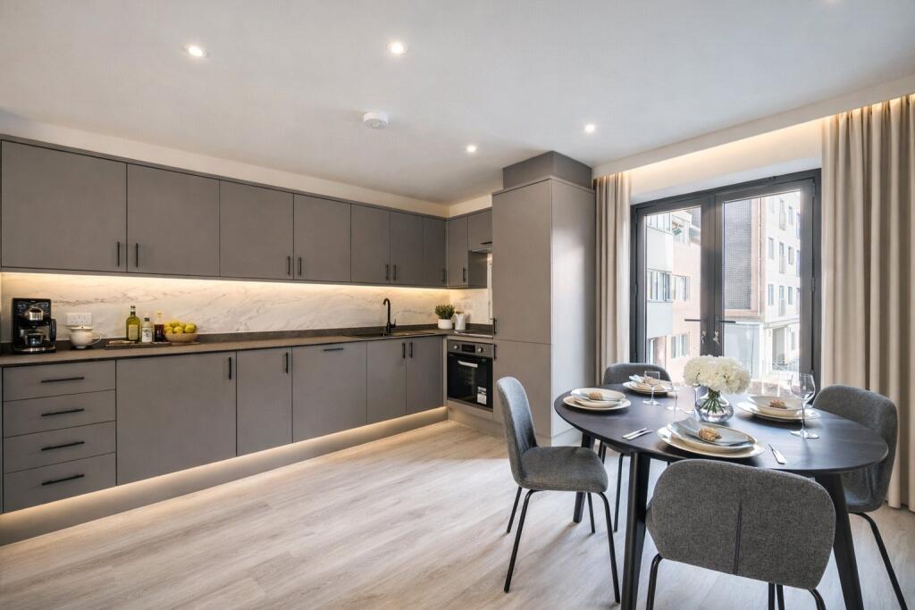 Lavender Park Road, West Byfleet, Surrey, KT14 photo 2