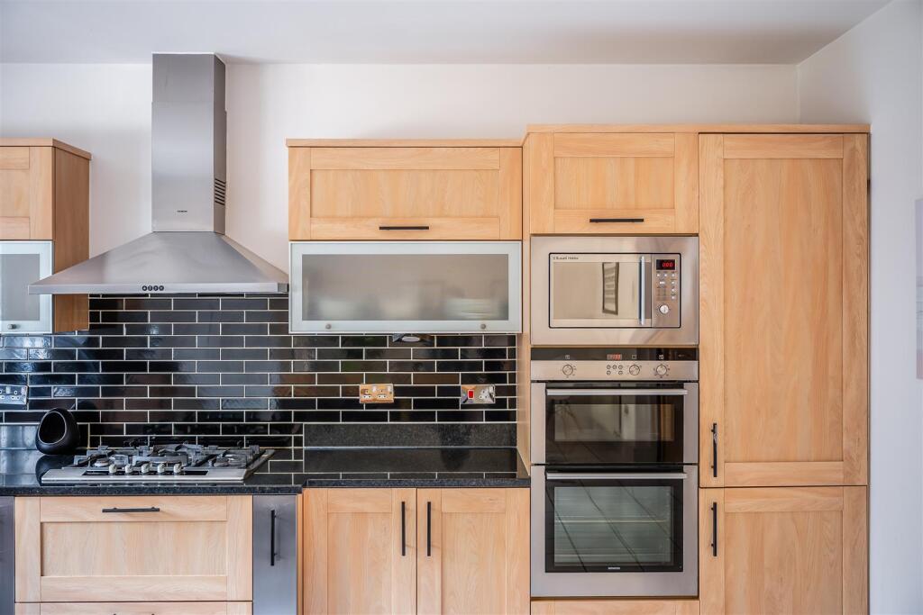 House in Reigate and Banstead, Tadworth - More