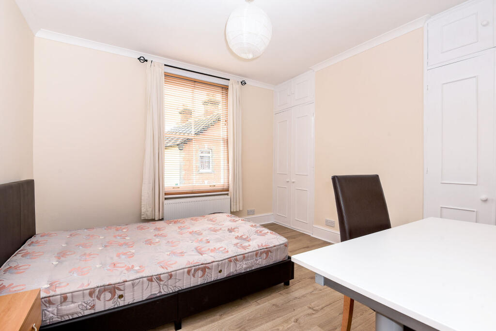 Queens Road, Guildford, GU1 - More