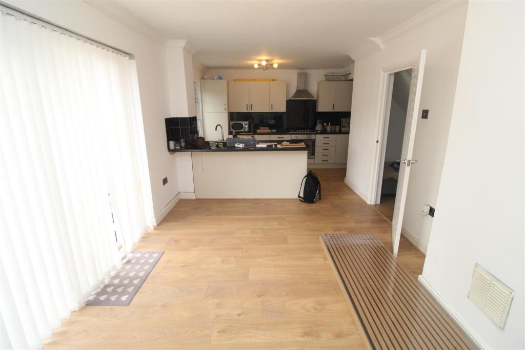 House in Cardiff, Trowbridge - View 4