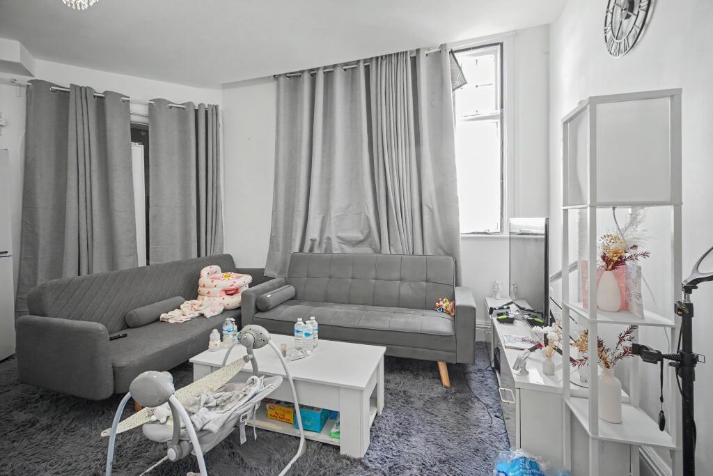Apartment in Croydon - View 3