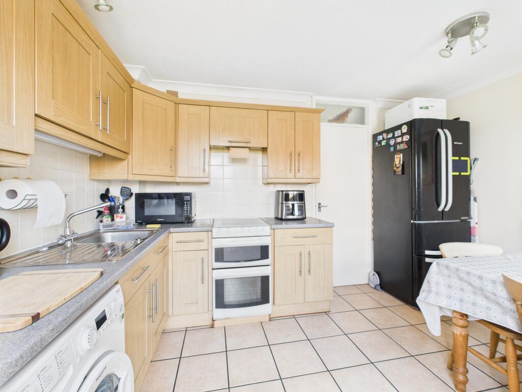 Howard View, Basingstoke, RG22 photo 3