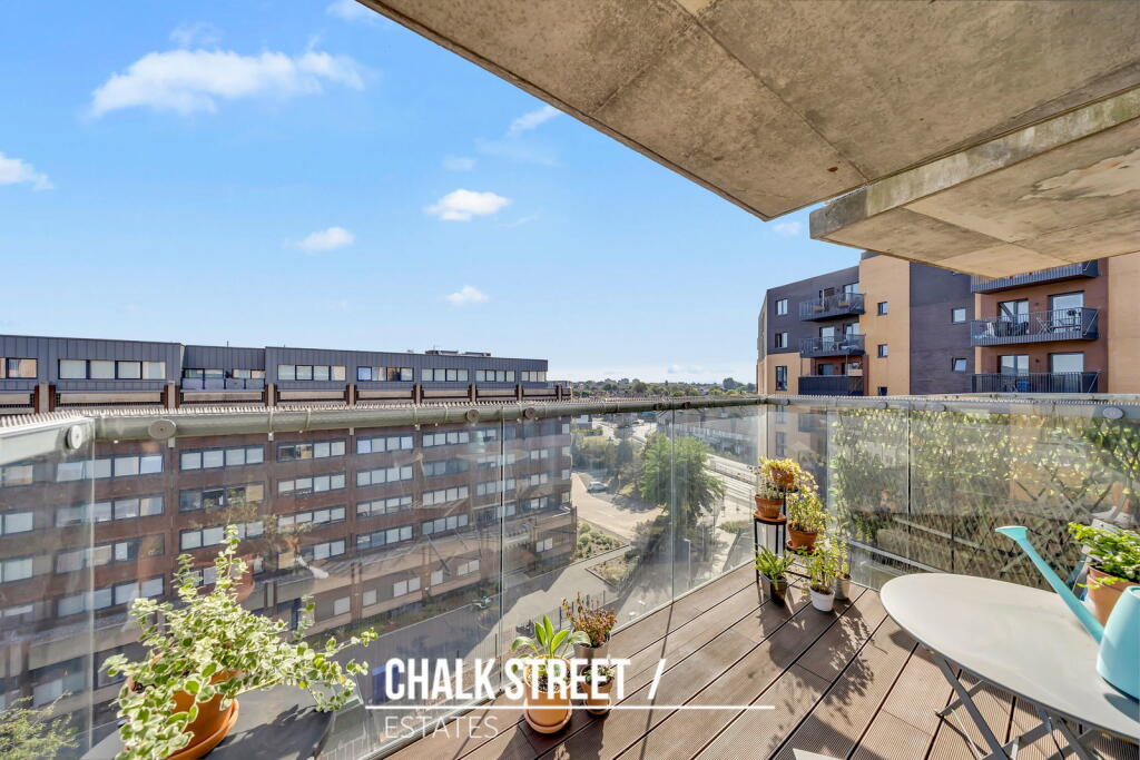 Apartment in Romford, Rush Green - More
