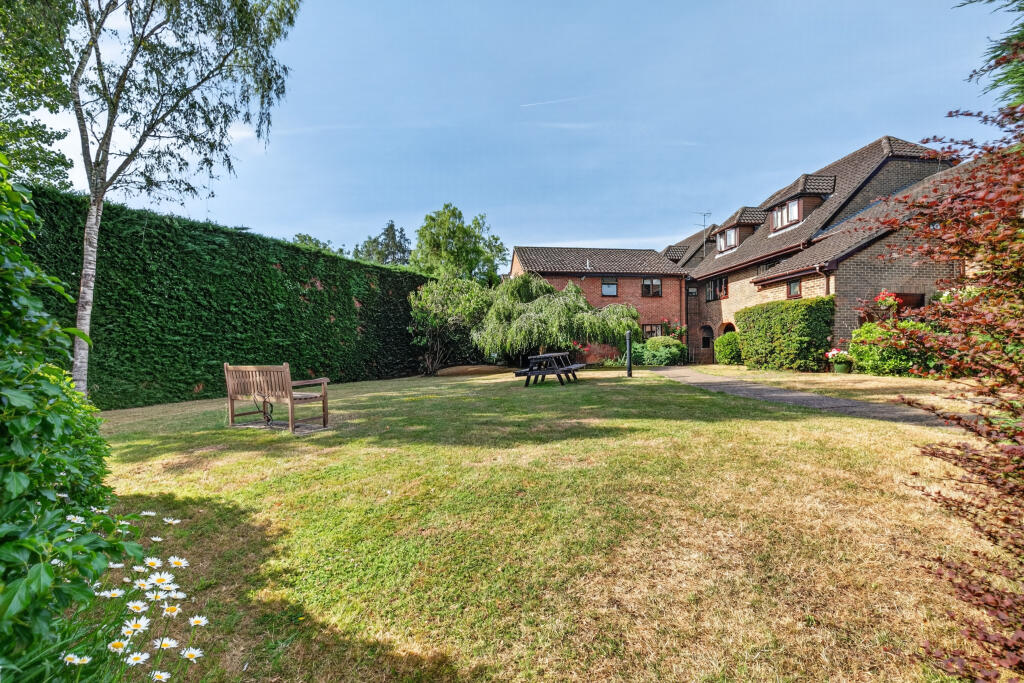 Wiltshire Drive, Wokingham, RG40 - More