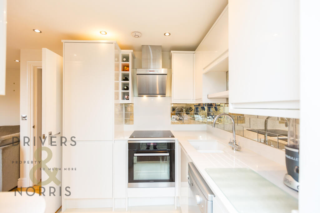 Seven Sisters Road, Holloway, London, N7 - View 2