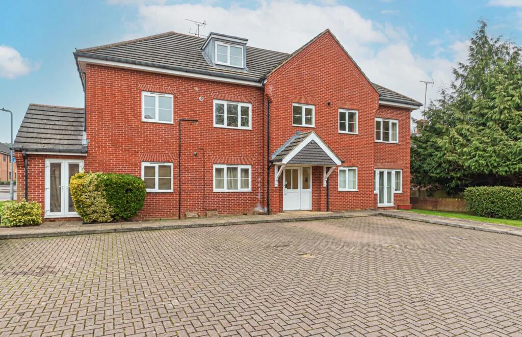 1-bed flat on Francis Close. Crowthorne, Berkshire, RG45 6DF, £187,500