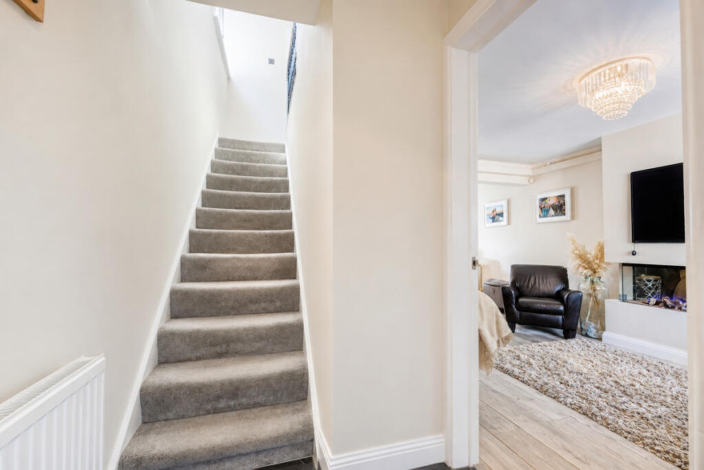 Arden Avenue, Middleton, M24 photo 2