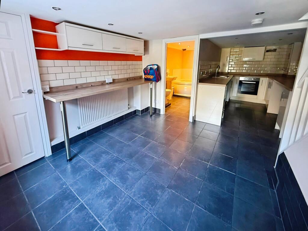 House in Newport, Commercial Road, Pillgwenlly - View 4