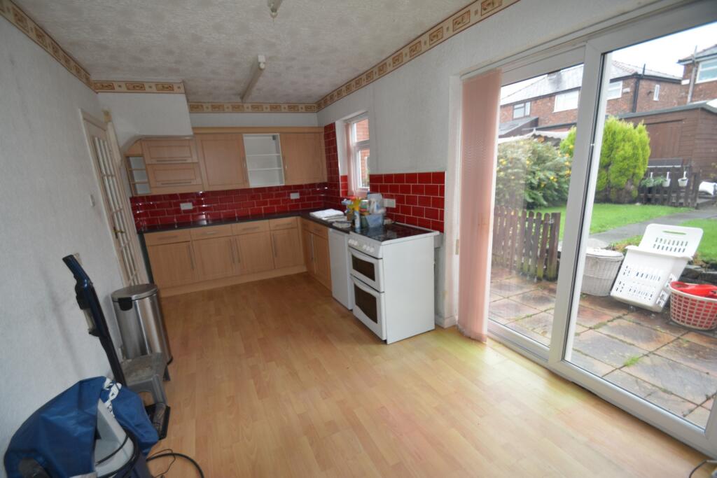 Burns Grove, Droylsden, M43 photo 4