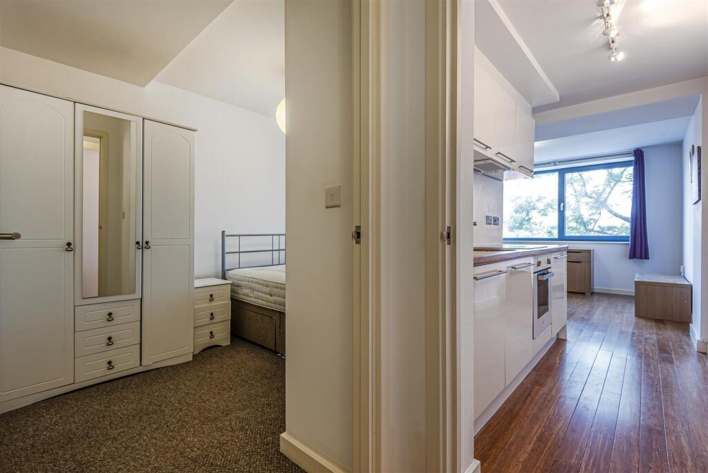 Apartment in Leeds, Beeston Hill, Holbeck - View 4
