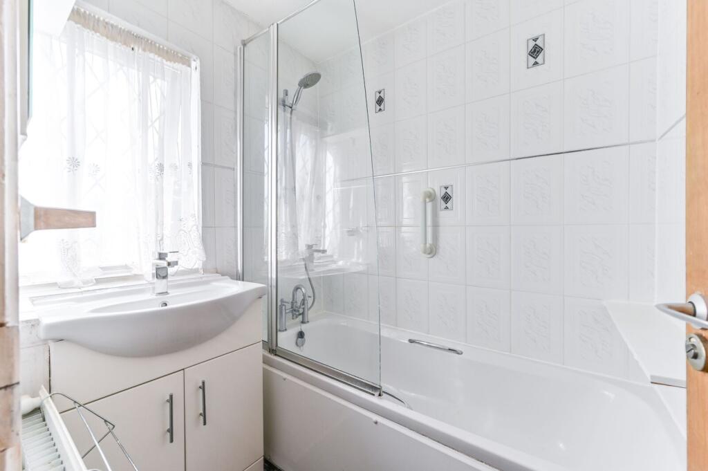 House in London, Cottenham Park, Raynes Park - More