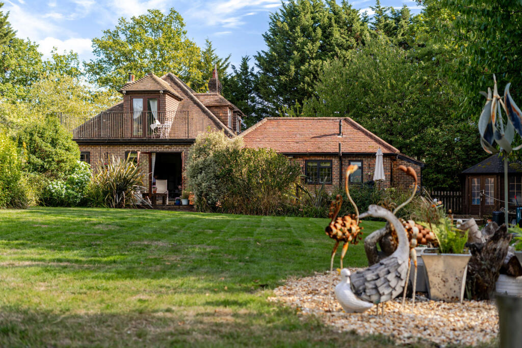 House in Horsham, Codmore Hill, Pulborough - More