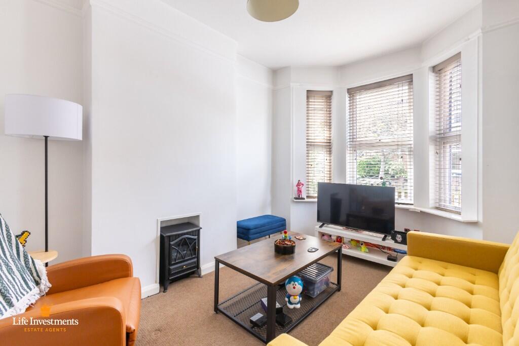 House in Rugby, Warwickshire - View 2