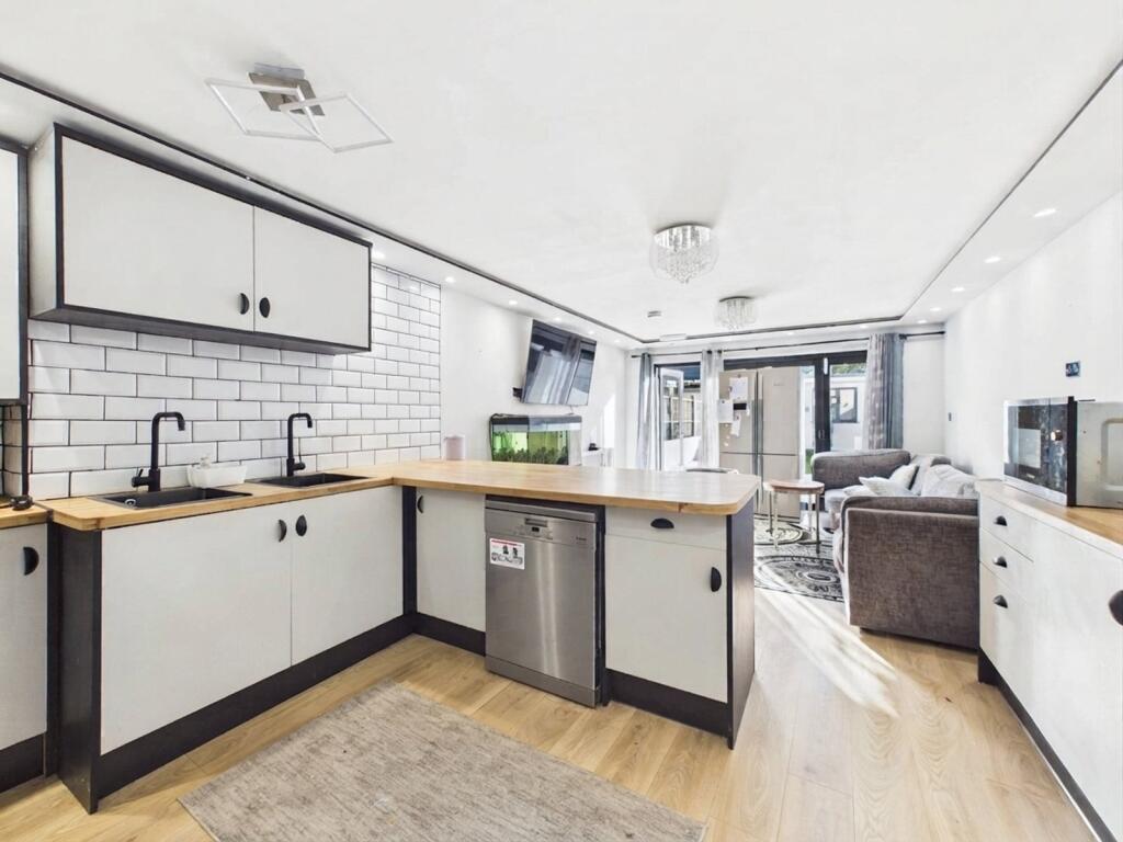 House in Twickenham - More