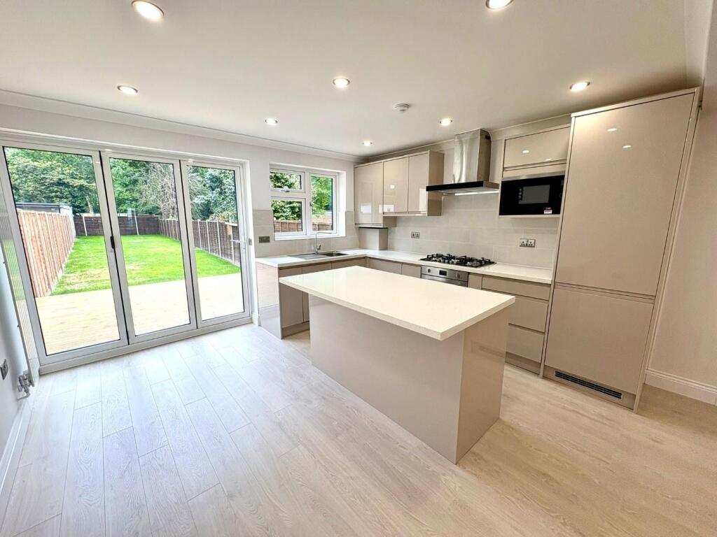 Langley Crescent, Hayes photo 4