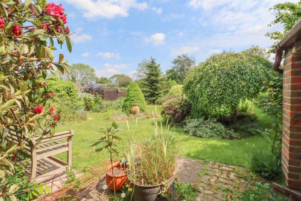 House in Basildon, Wickford - More