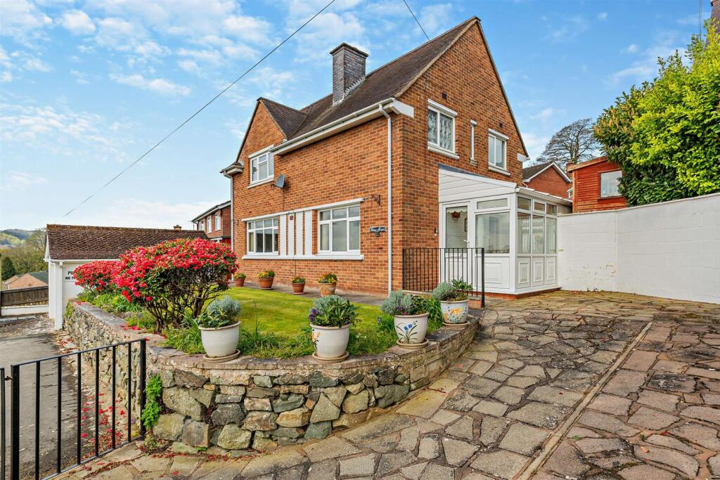 3-bed detached on Trem Dyffryn, Red Bank, Welshpool, £260,000
