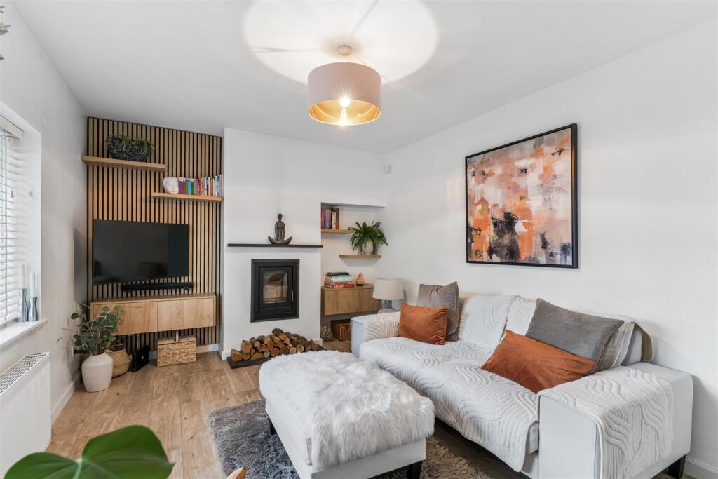 House in Henlow, Central Bedfordshire - More