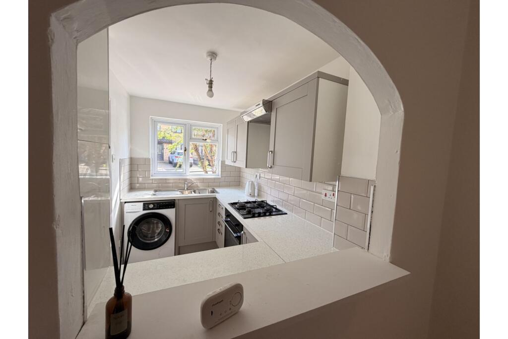 House in Eastleigh, Millers Dale South, Chandler's Ford - View 3
