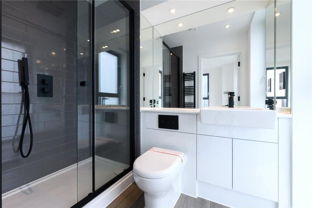Apartment in Croydon - More