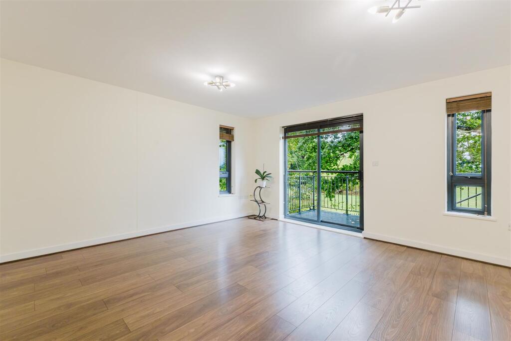 Apartment in London, Hatch End - View 2