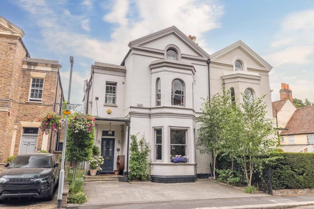 Main image of property: High Street, Datchet, SL3