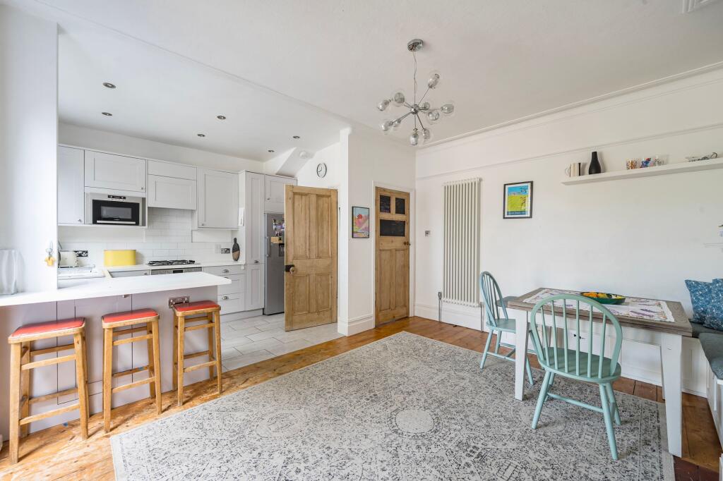 House in Kingston upon Thames - More