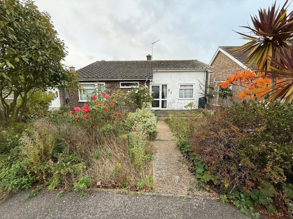 2-bed bungalow on Gatefield Close, Walton on the Naze, CO14, £230,000