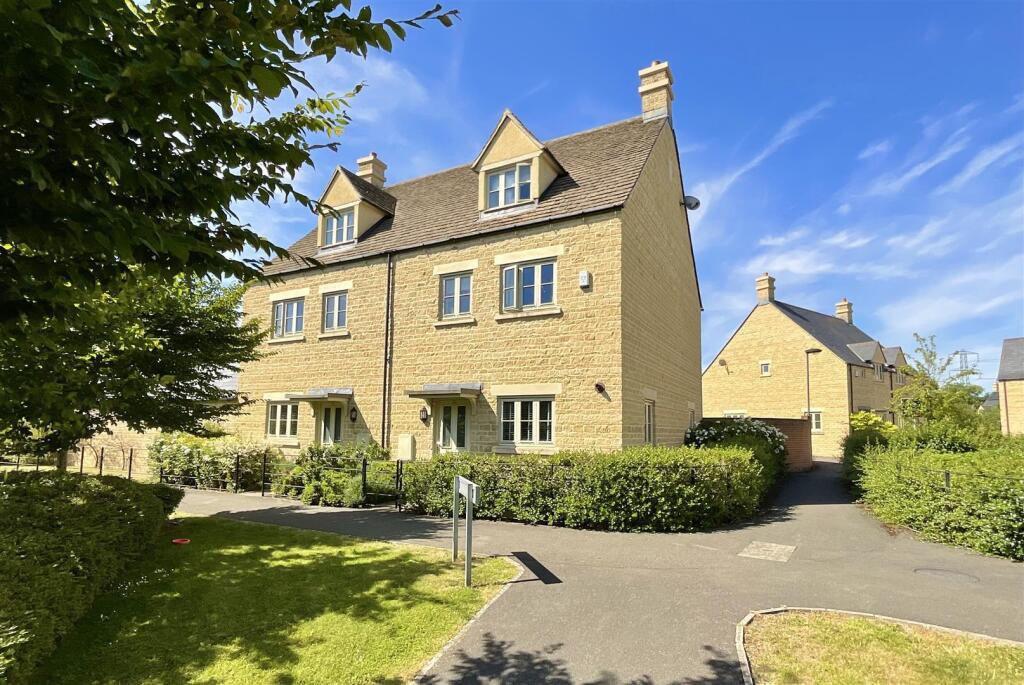 4-bed house on 25, Matthews Walk, Cirencester, £475,000
