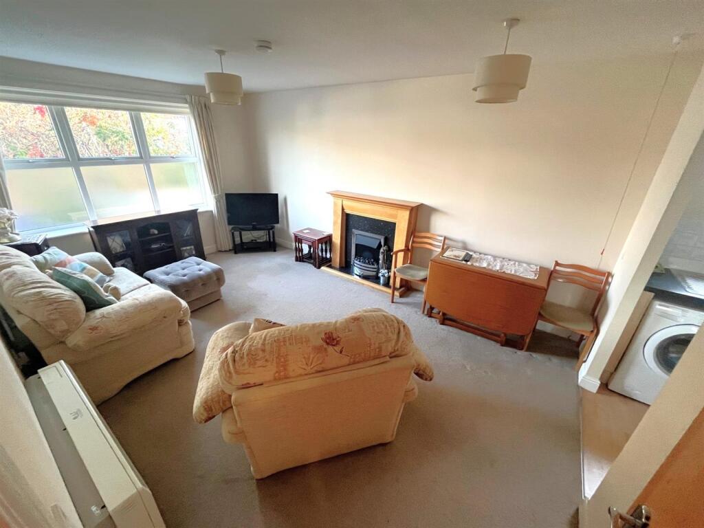 Retirement Apartment in a Popular Block on Henleaze Road, Henleaze. photo 4