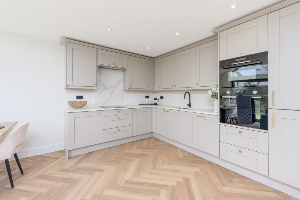 House in Dartford - More