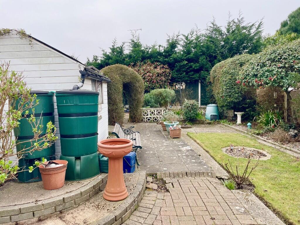 Eastwood Old Road, Leigh-On-Sea, Essex, SS9 photo 3