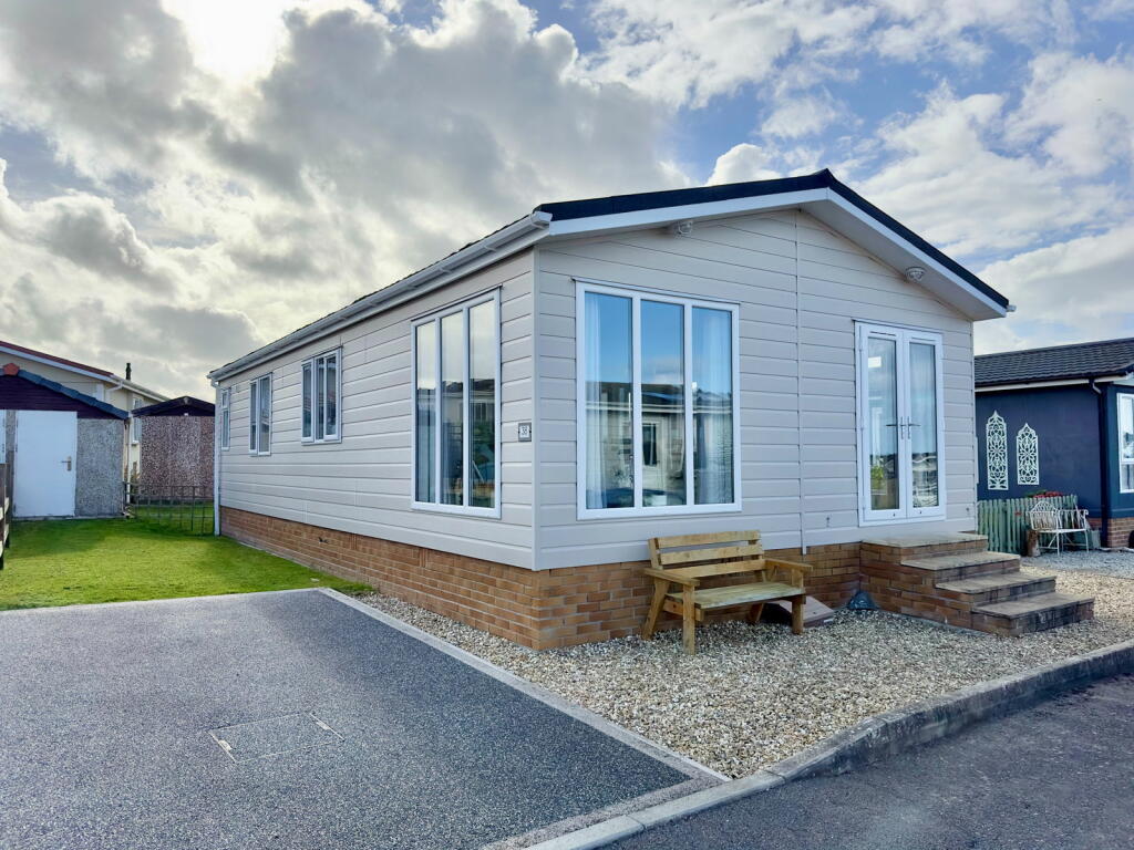 2-bed caravan on St Merryn Park, St Merryn, PL28 8QA, £130,000