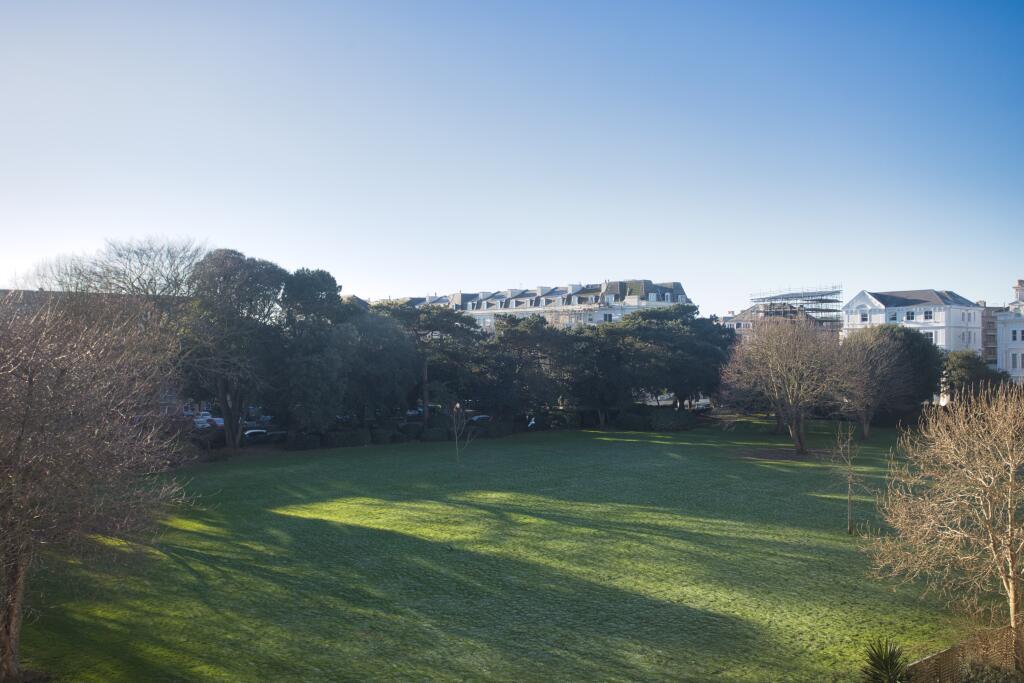31 Augusta Gardens, Folkestone, CT20 photo 4