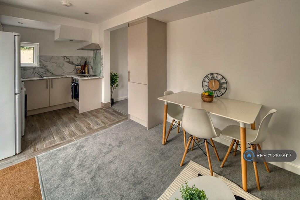 4 bedroom semi-detached house for rent