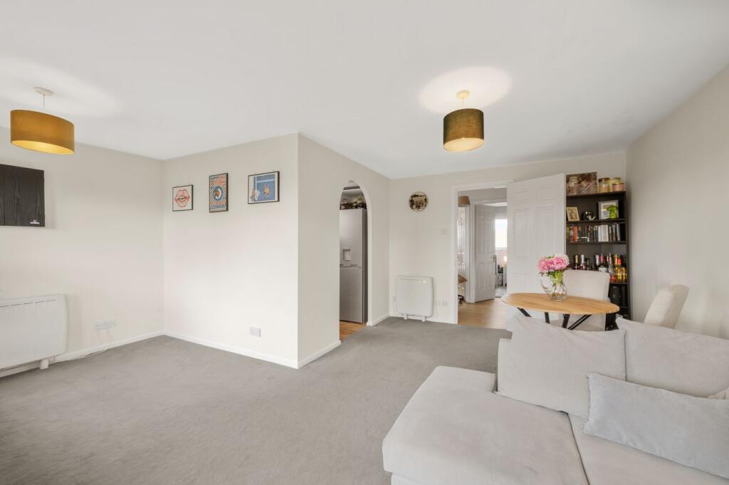 Apartment in Kingston upon Thames - View 3