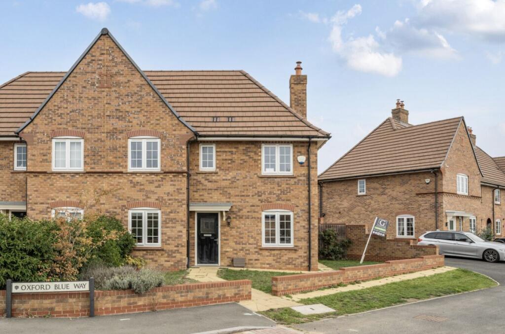 3-bed semi-detached on Oxford Blue Way, Stewartby, Bedford, £315,000