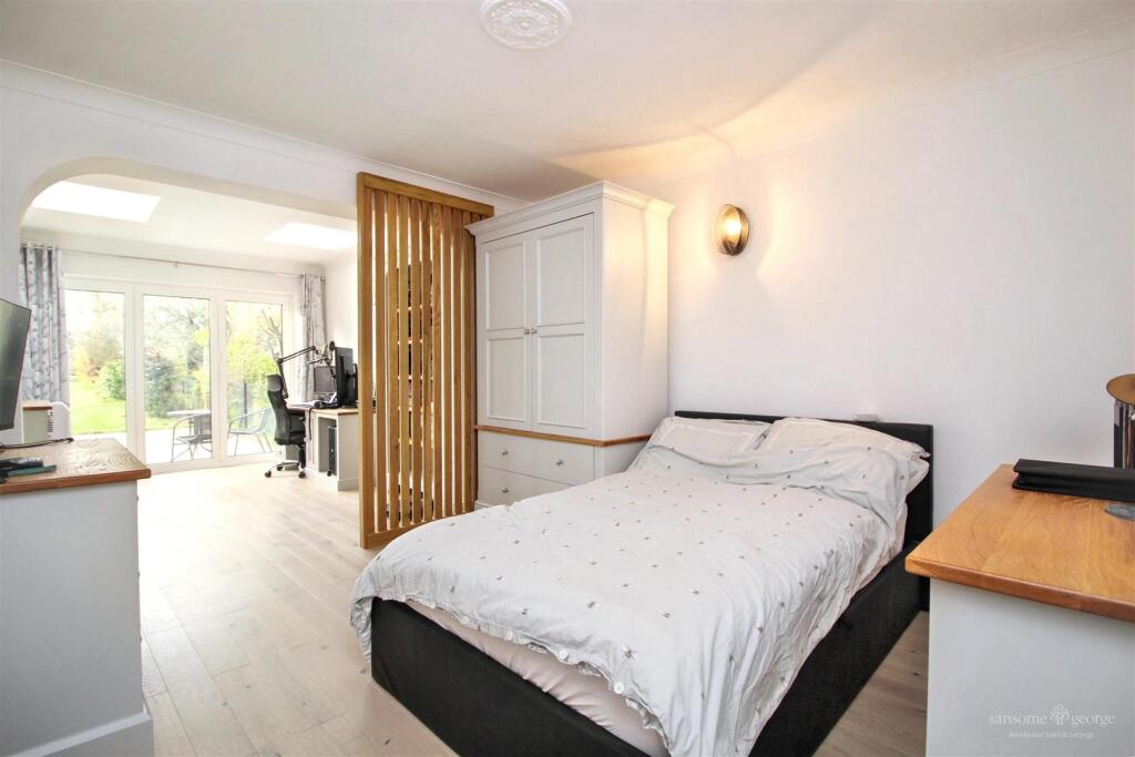 House in Reading, The Triangle, Tilehurst - View 6