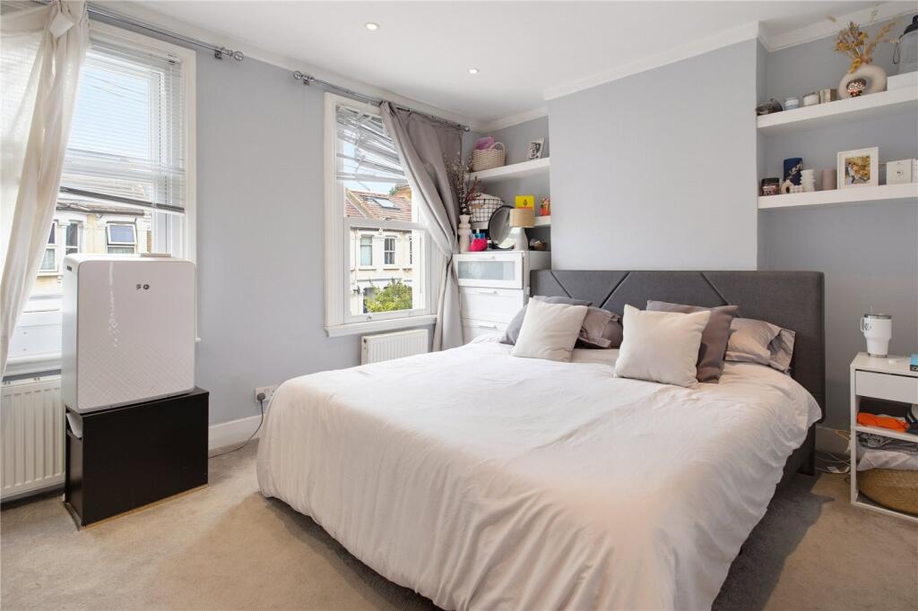 House in London, Upper Tooting, Summerstown - More