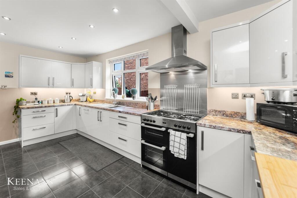 3-bed detached on Hawthorn Drive, Swinton, Manchester, £400,000