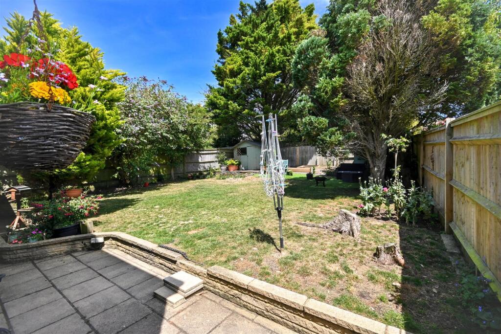 Cobbold Avenue, Eastbourne photo 4