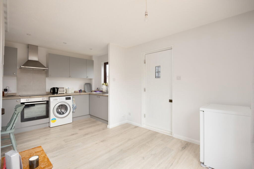 Quarry Close, Devizes, Wiltshire, SN10 3BD photo 3