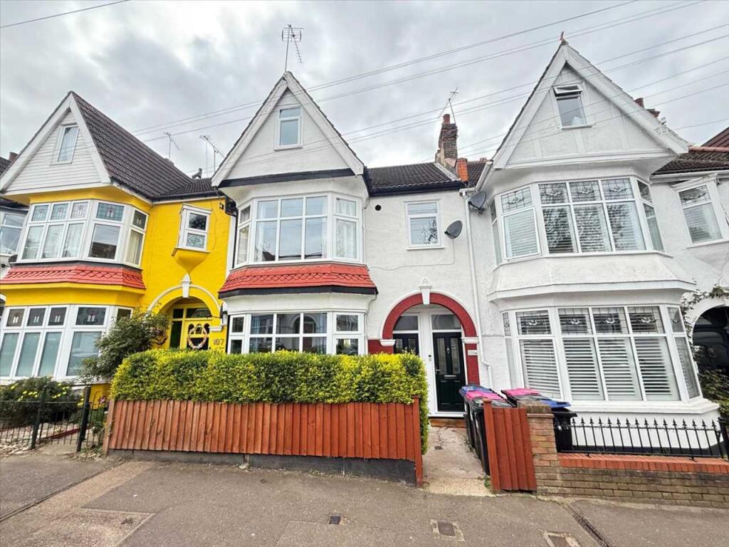 1-bed flat on Leighton Avenue, Leigh on Sea, £285,000