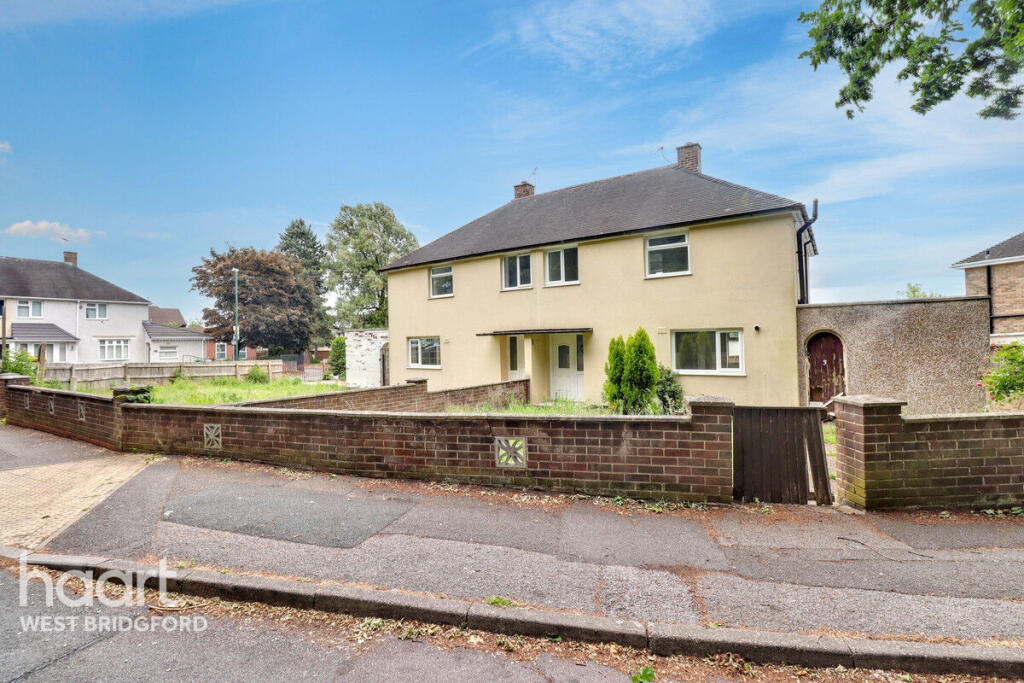 3-bed semi-detached on Clevely Way, Clifton, £200,000