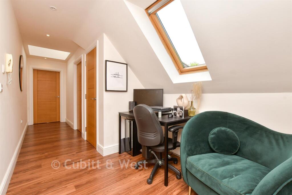 Apartment in Reigate and Banstead, Surrey - View 5
